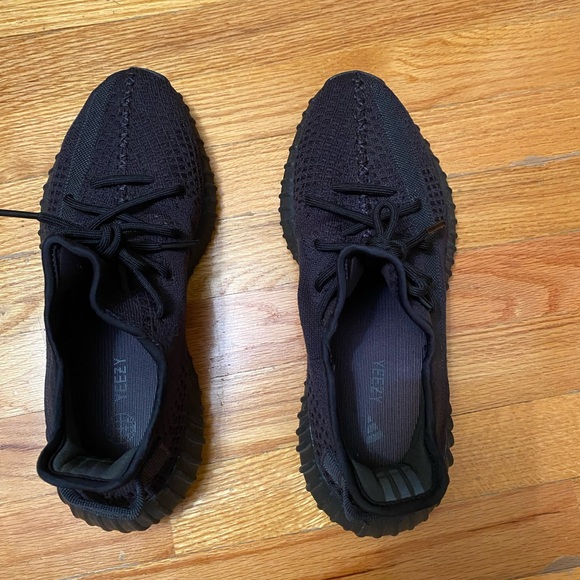 Size 10.5 M adidas Yeezy Boost 350 V2 Low Onyx - Picture 3 of 4